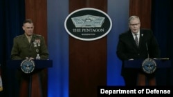 美国国防部联合人工智能中心主任格罗恩(Michael S. Groen,左)和人工智能国家安全委员会副主席、前国防部副部长沃克(Robert O. Work,右)2021年4月9日在五角大楼举行记者会