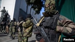 资料照片:乌克兰特种部队在首都基辅议会大厦前执勤(2014年3月17日)