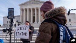 2025年1月10日,在最高法院审理TikTok一案期间,一名TikTok用户在法院外表达对该平台的支持。