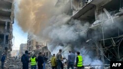 2024年11月15日,在以色列和真主党持续战争期间,消防员在贝鲁特南郊戈贝利社区以色列空袭的现场灭火。