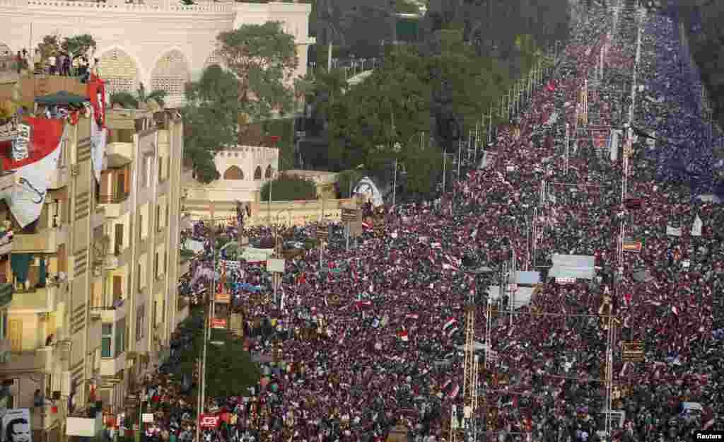 2013年6月30日,埃及抗议者聚集在开罗的总统府前,挥舞国旗,呼喊口号,反对总统穆尔西和他的伊斯兰主义政党穆斯林兄弟会。