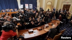 美国前驻乌克兰大使玛丽·约万诺维奇在国会有关特朗普总统的弹劾调查听证会上作证