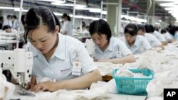 Công nhân Bắc Triều Tiên làm việc tại một nhà máy sản xuất hàng may mặc trong khu công nghiệp Kaesong. Hơn 100 phân xưởng trong khu công nghiệp bị tê liệt kể từ đầu tháng này, khi Bắc Triều Tiên ra lệnh cho 53.000 công nhân của nước này không đến làm việc.