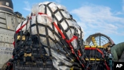 2023年2月10日,美国海军士兵在回收被击落的中国高空气球材料。