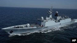 资料图片:2023年2月13日星期一,一艘巴基斯坦军舰在巴基斯坦卡拉奇附近的阿拉伯海参加多国海上演习“阿曼-23”。(美联社)