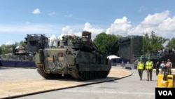 做为7月4日独立日庆典展示,一辆美军布雷德利装甲步兵战车被卸在华盛顿林肯纪念堂附近。(2019年7月3日)