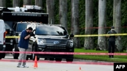 2024年9月15日,美国前总统唐纳德·特朗普的高尔夫球场发生枪击事件后,联邦调查局成员在佛罗里达州西棕榈滩特朗普国际高尔夫俱乐部外的枪击现场展开调查。