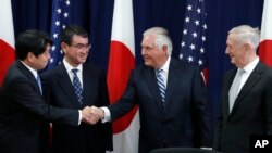 Bộ trưởng Quốc phòng Nhật Bản Itsunori Onodera (trái) đứng cạnh Ngoại trưởng Nhật Bản Taro Kono, bắt tay với Ngoại trưởng Mỹ Rex Tillerson, đứng cạnh Bộ trưởng Quốc phòng Mỹ Jim Mattis, vào đầu cuộc họp tại Bộ Ngoại giao Mỹ ở Washington, ngày 17 tháng 8, 2017.