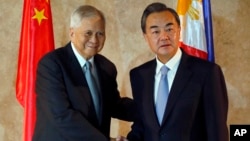 菲律宾外长罗萨里奥(左)迎接到访的中国外长王毅(右)(2015年11月10日)