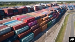 中国海运公司和其他公司的集装箱堆放在维吉尼亚州朴茨茅斯的弗吉尼亚国际码头。(2019年5月10日)