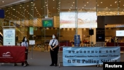 保安人员在香港一个投票站外站岗。(2021年9月19日)