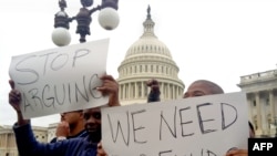 示威者在美国国会山前要求政府全面恢复运转，标语写着“别吵了”“我们需要经费”