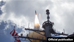 ပဲ့ထိန်းဒုံးကျည်တပ် ဖျက်သင်္ဘောကနေ ဒုံးခွင်းဒုံး ပစ်လွှတ်နေစဉ် (US MISSILE DEFENSE AGENCY)