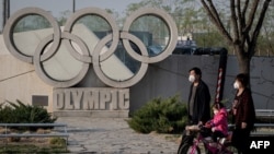 北京国家体育场前的奥运五环标志 (2020年3月23日 法新社)