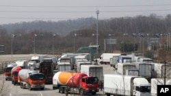 2013年3月28日,韩国的汽车从朝鲜开城联合工业园区返回韩国境内。