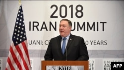 ိအမေရိကန်နိုင်ငံခြားရေးဝန်ကြီး Mike Pompeo နယူးယောက်မြို့က အီရန်နျူကလီယား ဆန့်ကျင်ရေးညီလာခံမှာ စကားပြောစဉ်။