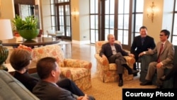 布什前总统和夫人2013年4月3日会见中国自由捍卫者陈光诚和对华援助协会会长傅希秋牧师。陈光诚先生在他首次访问德州和乔治.W.布什总统中心期间摄录了访谈。(乔治.W.布什研究所提供)