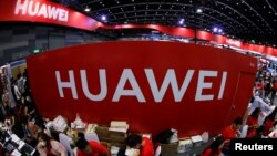 2019年5月31日华为在泰国曼谷举行的国际电子商务展览会上的展台。(路透社)