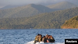 菲律宾海军小组在有争议的南中国海执行任务后返回基地