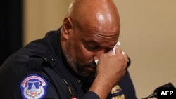 美国国会警察邓恩在国会众议院对2021年1月6日国会大厦冲击案的调查中作证。他在讲述中留下泪水。(2021年7月27日)