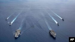 Hai nhóm tác chiến tàu sân bay của Hoa Kỳ USS Ronald Reagan và USS Nimitz dàn trận trong cuộc diễn tập ở Biển Đông hôm 6/7/2020. Ảnh do Hải quân Hoa Kỳ cung cấp.