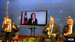 台湾总统蔡英文2019年3月27日从过境地点夏威夷通过视讯对美国智库传统基金会发表演说,台上坐者自左至右:传统基金会共同创办人佛纳,众议员约霍,参议员加德纳(美国之音钟辰芳拍摄)