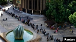 2015年1月28日,加利福尼亚州圣迭戈的一些无家可归者排队等候接受医疗和其他服务。