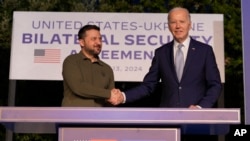 乌克兰八月初向俄罗斯进行反击,总统泽连斯基派出代表团,要求美国允许基辅对俄罗斯领土进行更深入的打击。图为今年G7峰会期间泽连斯基会晤美国总统拜登。