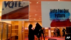 资料照片-一名女士在堪萨斯州奥弗兰公园橡树园商城提前投票。(2020年10月17日)