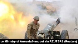 亚美尼亚国防部公布的照片显示,一名亚美尼亚族炮兵在纳-卡地区与阿塞拜疆军队交战。(2020年9月29日)