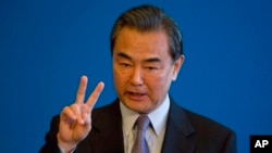 在中国与拉美国家举行了为期两天的会议后,中国外长王毅在钓鱼台国宾馆的记者会上讲话。(2015年1月9日)