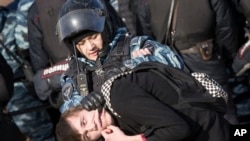 俄罗斯警察在莫斯科市中心普希金广场拘捕一名反对腐败的抗议者。(2017年3月26日)
