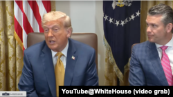 特朗普总统在白宫召开内阁会议,图右为国防部长海格塞斯。(2025年7月8日)