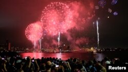 2016年7月4日,人们在美国纽约观看焰火表演。