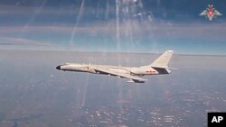 俄罗斯国防部2024年7月25日公布的视频截图显示,中国人民解放军空军一架轰-6K轰炸机在美国阿拉斯加州附近进行中俄军机联合巡逻。