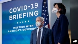 资料照片:美国疾病控制和预防中心(CDC)主任瓦伦斯基(右)在白宫参加新冠疫情介绍会(2021年12月27日)