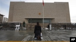 北京市高级法院,门前下跪者为上访者(2009年11月10日)