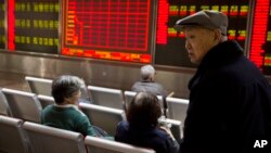 北京的一家证券公司里,电子屏幕显示上证指数下跌(2016年1月7日)