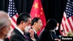 中共中央政治局委员杨洁篪(中)在阿拉斯加美中高层会谈上正在进行他的16分钟讲话,其中包括“中国人不吃这一套”。(2021年3月18日)