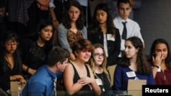 佛罗里达州斯通曼.道格拉斯高中的学生观看州议会未能通过枪支管控议案