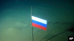 Російський прапор на дні Арктичного океану, встановлений російським підводним мінічовном 2 серпня 2007 р.
