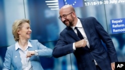 Chủ tịch Ủy ban Châu Âu, bà Ursula von der Leyen, và Chủ tịch Hội đồng Châu Âu, ông Charles Michel chào nhau thời đại dịch COVID-19 (ảnh chụp tại Brussels, ngày 21/7/2020)