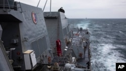 美国海军伯克级导弹驱逐舰拉尔夫·约翰逊号(DDG 114)在台湾海峡执行例行航行任务。(资料照片:2023年9月9日)