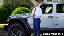 在驾驶一辆电动吉普车绕南草坪车道行驶后,拜登总统对记者发表讲话。
