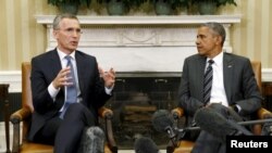 2015年5月26日美国总统奥巴马在白宫会见北约秘书长斯托尔滕贝格(左)