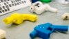 Вилучені пластикові пістолети, створені за допомогою технології 3D-друку, демонструються в поліцейському пункті Канагава в Йокогамі, на південь від Токіо, 8 травня 2014 року.
