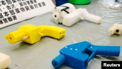 日本横滨警察局展示的3D打印塑料手枪(2014年5月8日)