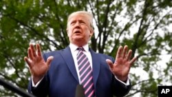 在前往亚利桑那州凤凰城前,特朗普总统在白宫南草坪向媒体发表讲话(2020年5月5日)。