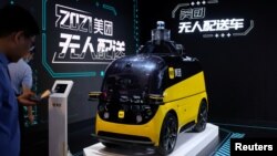 上海举行的世界人工智能大会上展出的美团人工智能无人配送车。(2021年7月8日)