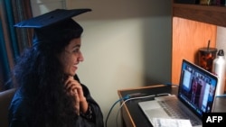27岁的巴基斯坦学生特博在她位于国际学生之家的卧室里参加乔治城大学举办的网上毕业典礼。(2020年5月15日)
